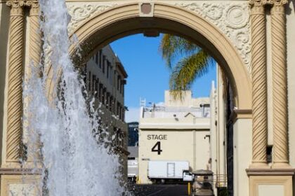Netflix s’écarte, Paramount Skydance s’impose, à quel prix ? View of the iconic Paramount Pictures archway and fountain on a sunny day in Hollywood, California.