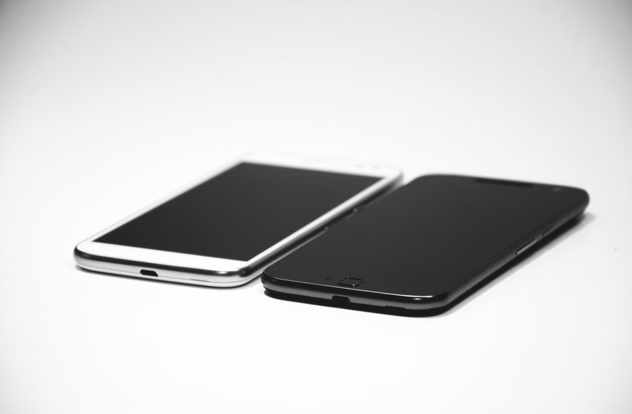 Guide d'Achat Tech : Comment Comparer Deux Smartphones en 2026 (Écran, Batterie IA, Photo) screenshot 2026 08 09 105136
